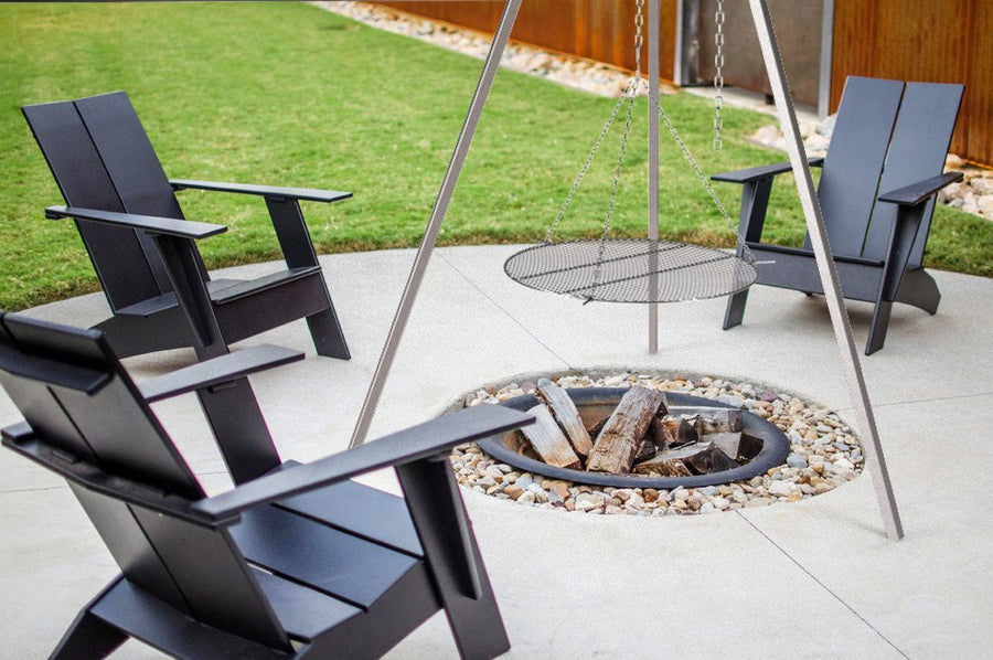 Dreibein-Schwenkgrill mit Grillrost