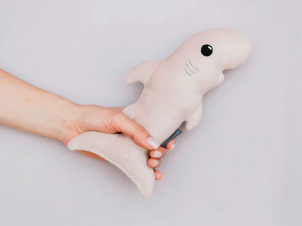 BABY SHARK Katzenspielzeug / interaktives Plüschtier / sanftes Rascheln
