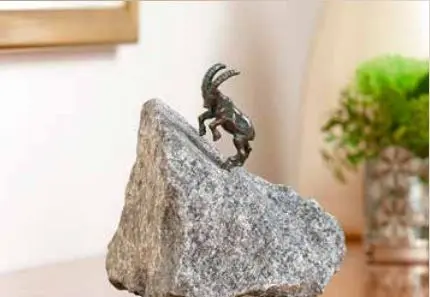 Bronzefigur Steinbock mini auf Granitstein